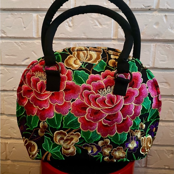 🇨🇦🇨🇦🇨🇦 Embroidery Dome-Style Handbag - Picture 3 of 4